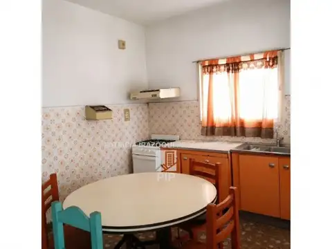 Casa 4 ambientes con 2 baños
