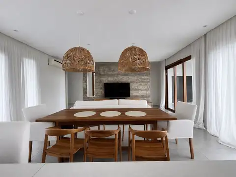 Casa 4 ambientes con 2 baños