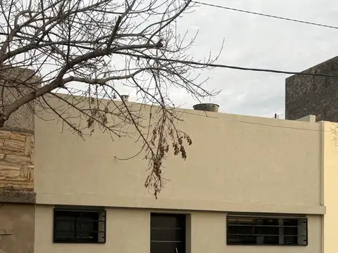 CASA- UN DORMITORIO-PATIO-TERRAZA-Juan José paso al 800