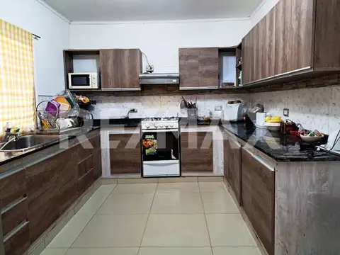 Casa 6 ambientes con 2 baños