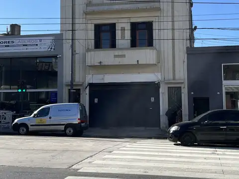 Excelente PH de 8 ambientes , ideal para dos familias ´por su metraje y distribucion , o para consultorios medicos , o oficinas ,sin expensas,ubicado sobre Av de la Plata , súper luminoso y soleado , edificio de Estilo