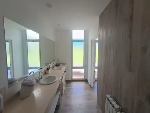 Casa en Alquiler con 2 cocheras