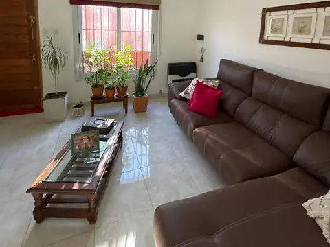 CASA EN VENTA EN BRAGADO CON PISCINA
