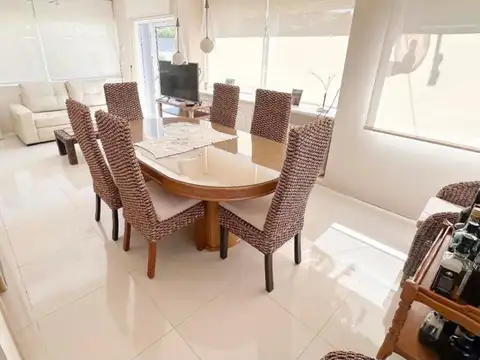 CASA EN VENTA 5 AMBIENTES CON PISCINA Y QUINCHO