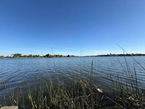 Terreno en venta.Barrio El Golf, Nordelta. Al lago central .1700 m2