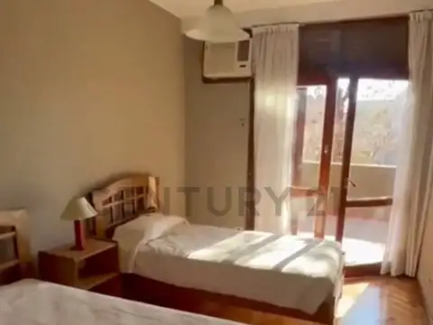 Casa en Alquiler con 2 cocheras