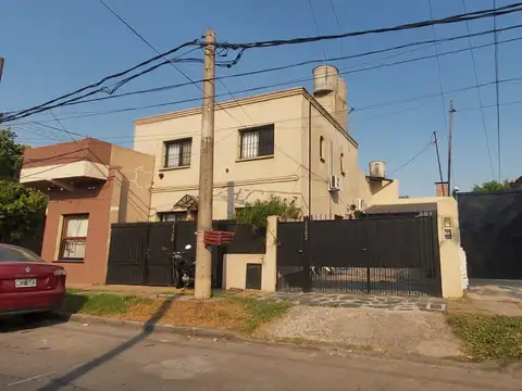 Ideal inversionista la misma consta de un depto, 2 locales y 1 casa