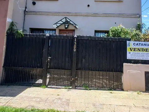 Ideal inversionista la misma consta de un depto, 2 locales y 1 casa