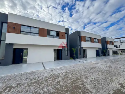 Casa Dúplex  en Venta en La Madrugada II, Pilar, G.B.A. Zona Norte