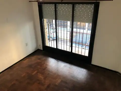 Depto Tipo Casa en Alquiler en Ramos Mejia, $ 900.000