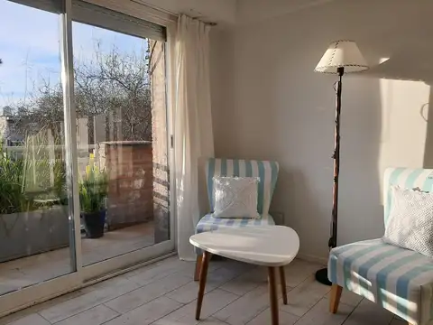 LUMINOSO DEPARTAMENTO 2 AMBIENTES CON COCHERA AMOBLADO