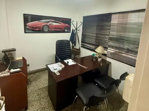 Local Comercial I Con Oficina I A la calle sobre Avenida