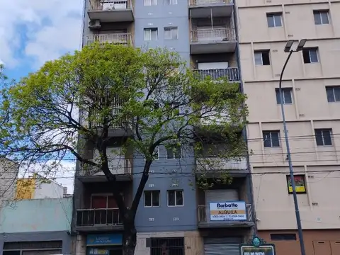 Monoambiente al frente con balcón, superluminoso
