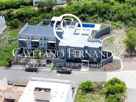 Casa en Alquiler con 4 cocheras