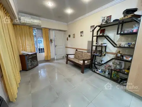Casa tipo dúplex con garaje patio y parrilla. Muy luminosa