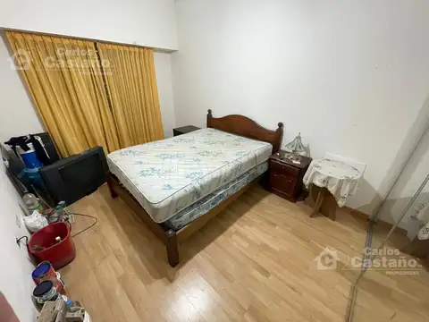 Casa tipo dúplex con garaje patio y parrilla. Muy luminosa