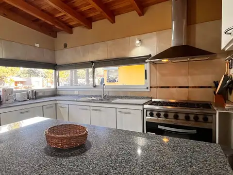 VENTA DE CASA EN COSTA ESMERALDA CON GAS NATURAL
