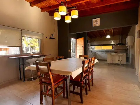 Casa 4 ambientes con 2 baños