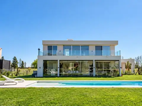 CASA EN VENTA AREA 60 7 AMB BARRIO LA VICTORIA