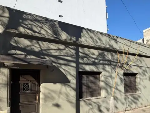 tipo casa al contra frente 2 amb y medio c patio