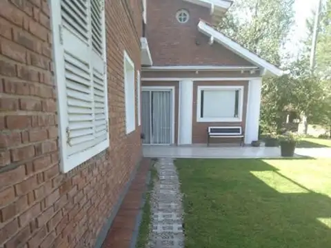 Casa 5 ambientes con 4 baños