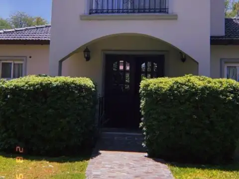 Excelente casa en dos plantas en Los Potrillos
