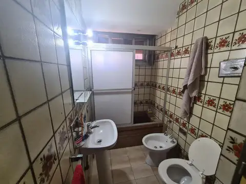 Casa 4 Amb. c/ Dpto de 2 Amb. Cochera 2 autos y pileta - S.Justo (Ctro)