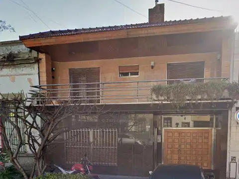 Casa 4 Amb. c/ Dpto de 2 Amb. Cochera 2 autos y pileta - S.Justo (Ctro)