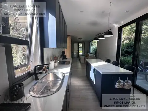 Casa en Venta con 3 cocheras