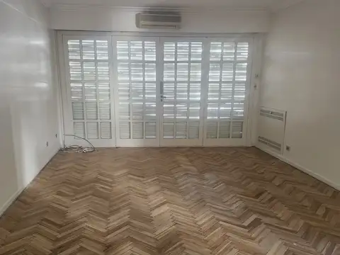 Pleno Corazón de Recoleta. Hermoso frente con buena vista, lleno de luz, 2 dormitorios, escritorio 1 baño y 1 toilette Balcón aterrazado