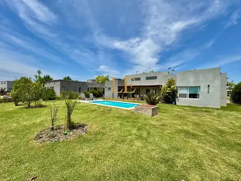 Casa en Venta con 4 cocheras