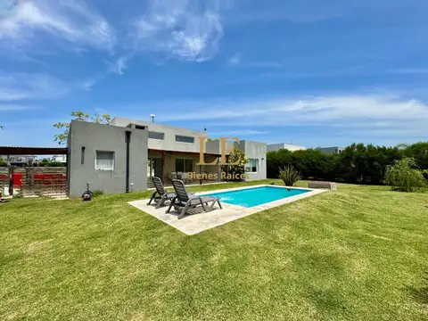 Casa 4 ambientes con 2 baños