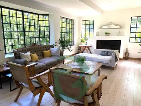 Venta Casa 5 amb. Lote 1200mts. Bella Vista