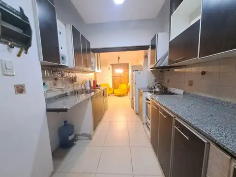 Casa 8 ambientes con 2 baños