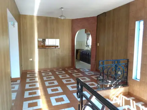 Casa en Alquiler con 2 cocheras