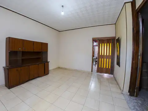 CASA CON COCHERA Y AMPLIO PATIO
