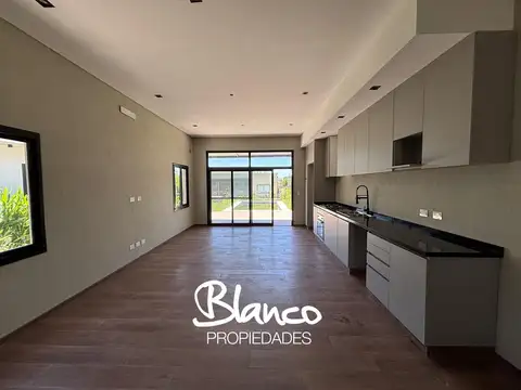 Casa 4 ambientes con 3 baños