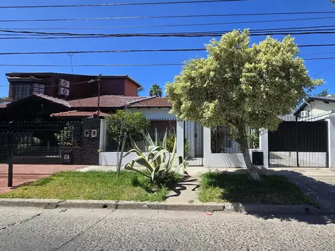 SOLIDA Y AMPLIA CASA RECICLADA DE 4 AMBIENTES MAS ESCRITORIO CON COCHERA Y JARDIN EN VENTA. MARTINEZ