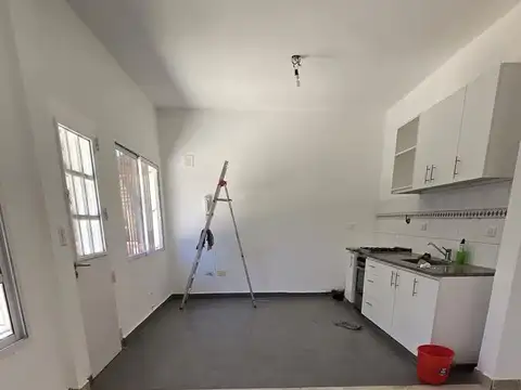 SOLIDA Y AMPLIA CASA RECICLADA DE 4 AMBIENTES MAS ESCRITORIO CON COCHERA Y JARDIN EN VENTA. MARTINEZ