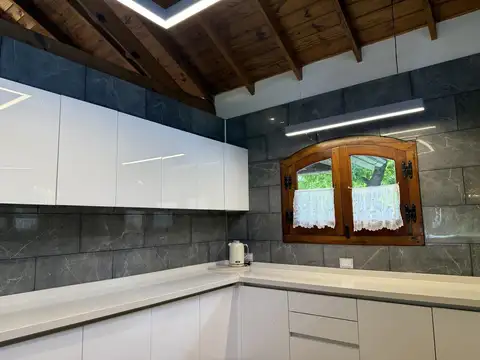 Casa en Alquiler con 2 cocheras
