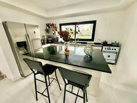 Casa en Venta con 4 cocheras