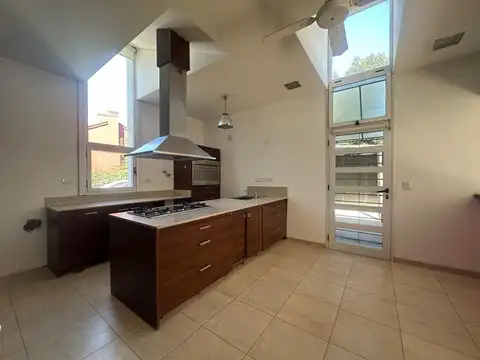 Casa en Alquiler Temporal con 6 cocheras