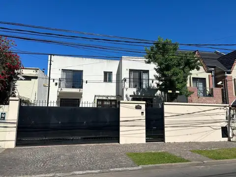 Casa 4 Ambientes con Amplio fondo en la mejor zona.