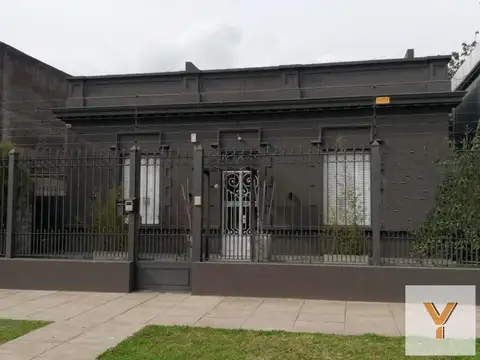 Casa en venta - 4 Dormitorios 3 Baños - 558Mts2 - Temperley