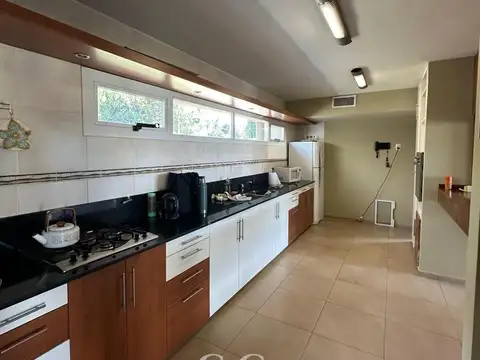 Casa 12 ambientes con 5 baños