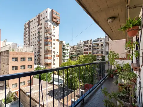 COMODO TRES AMBIENTES CON BALCON, COCHERA Y BAULERA, EN CABALLITO.