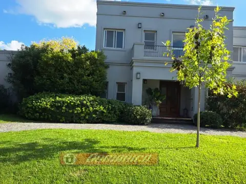 Casa 4 ambientes con 3 baños