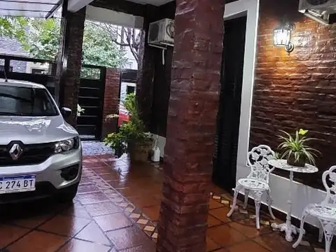 OPORTUNIDAD VENTA CASA DE 4 AMBIENTES EN CASTELAR SUR