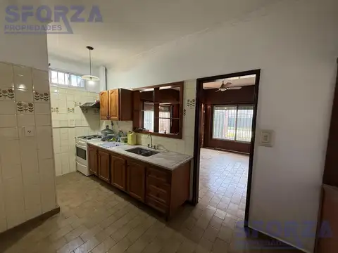 Casa en Alquiler con 3 cocheras