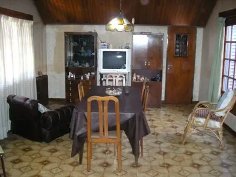 Casa 4 ambientes con 2 baños